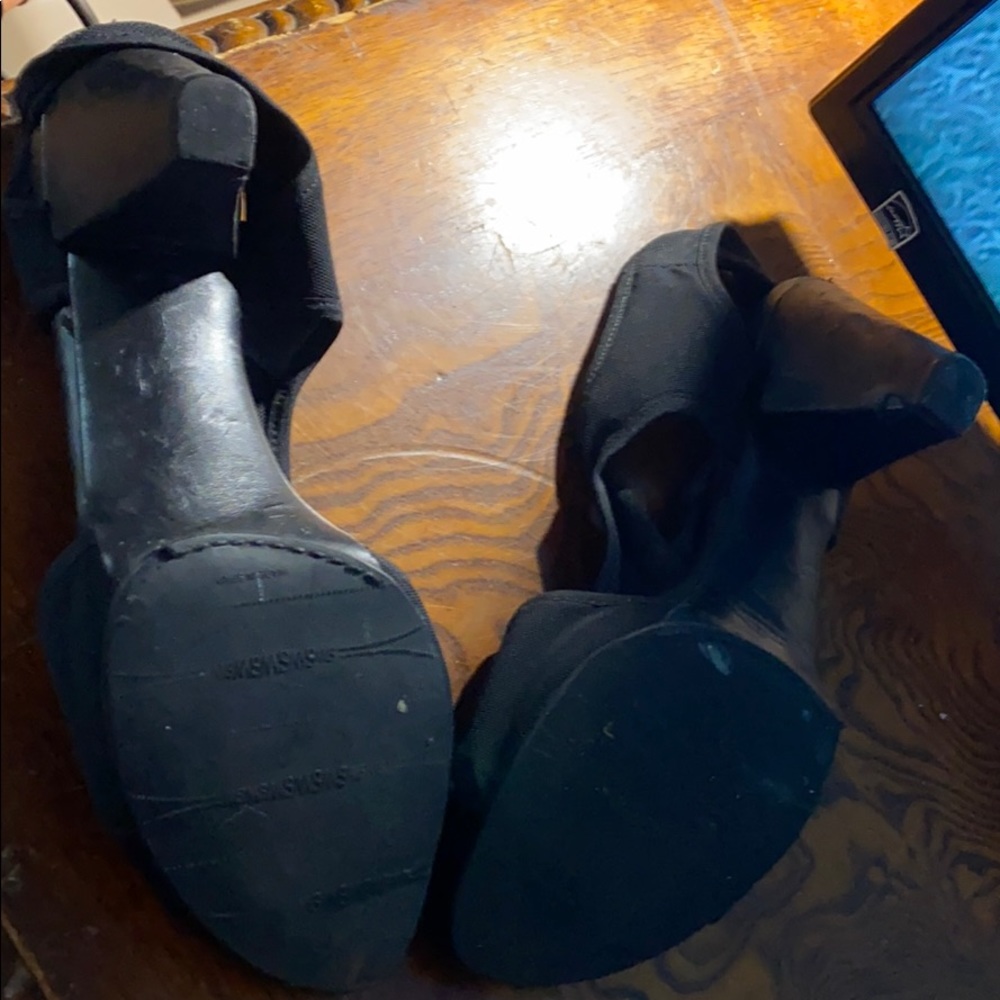 Stuart Weitzman - Picture 4 of 5